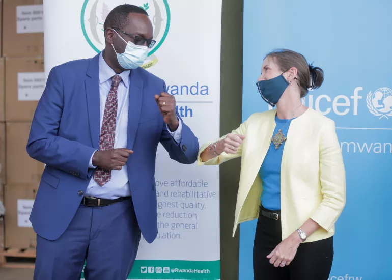 Honourable Minister of Health Dr. Daniel Ngamije thanks UNICEF Representative in Rwanda Julianna Lindsey for the handover of US$ 1 million in essential medical supplies and equipment.