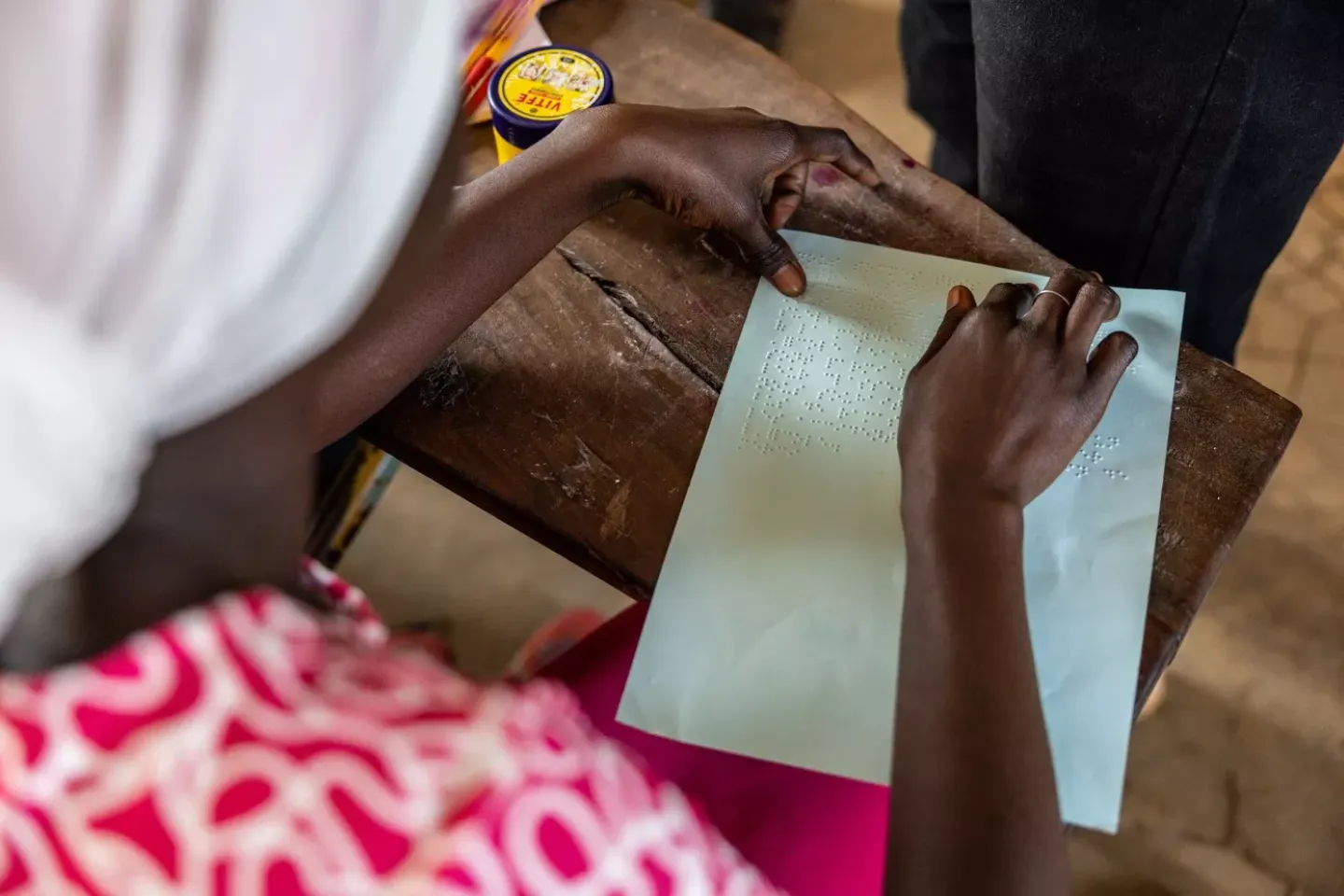 Une &eacute;l&egrave;ve utilise le braille pour lire, dans une &eacute;cole inclusive &agrave; Ziguinchor 