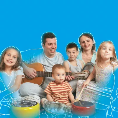 Majka i otac se igraju sa svojih četvoro dece