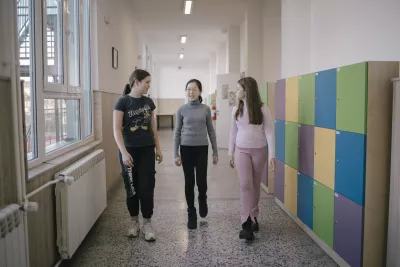 Zaza sa drugaricama u &scaron;kolskom hodniku