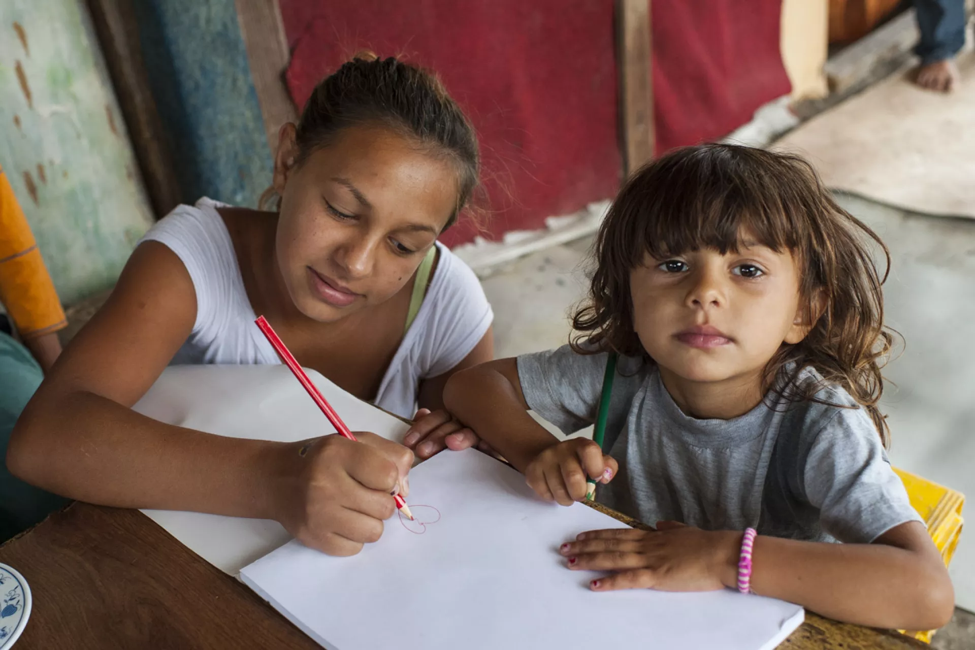 Roma girls drawing