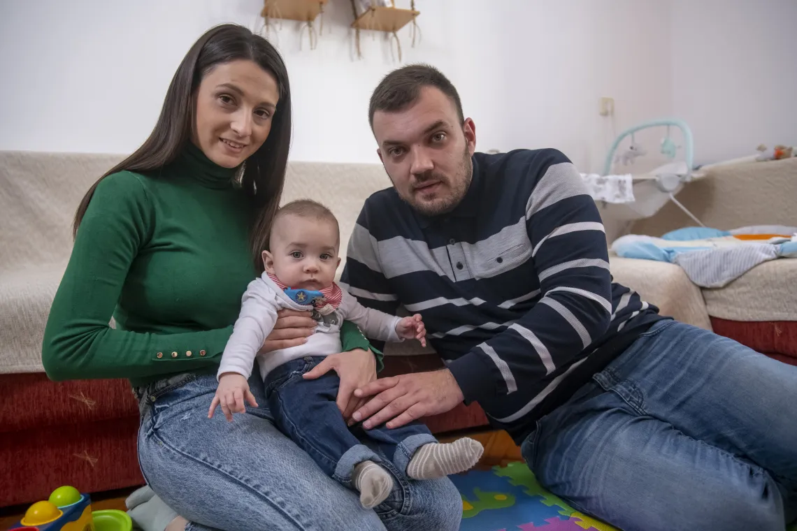 mama valentina tata marko i beba kosta