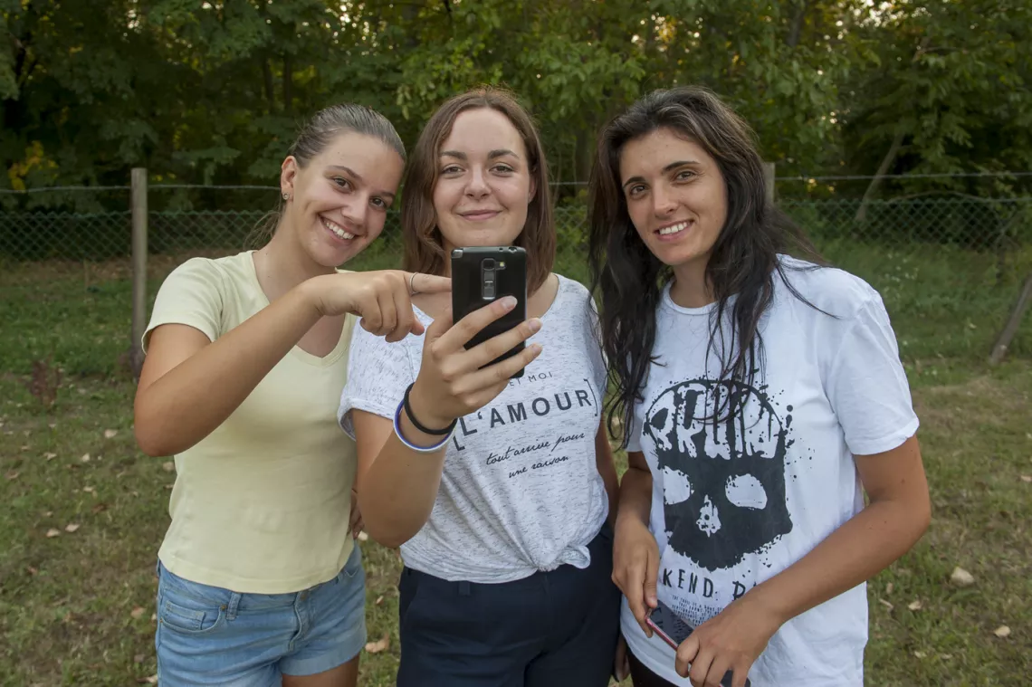 Devojčice u drže telefon u ruci