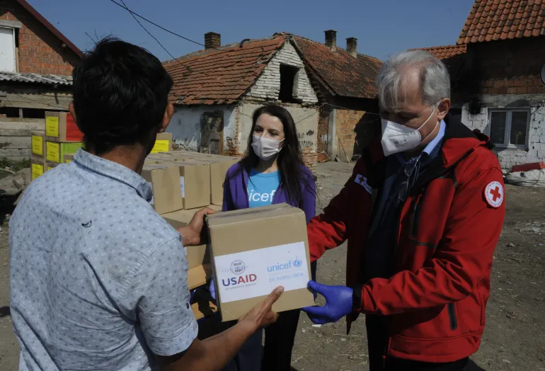 Regina De Dominićis predaje paket pomoći