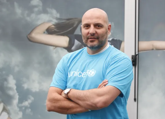Aleksandar Djordjevic wearing UNICEF T-shirt
