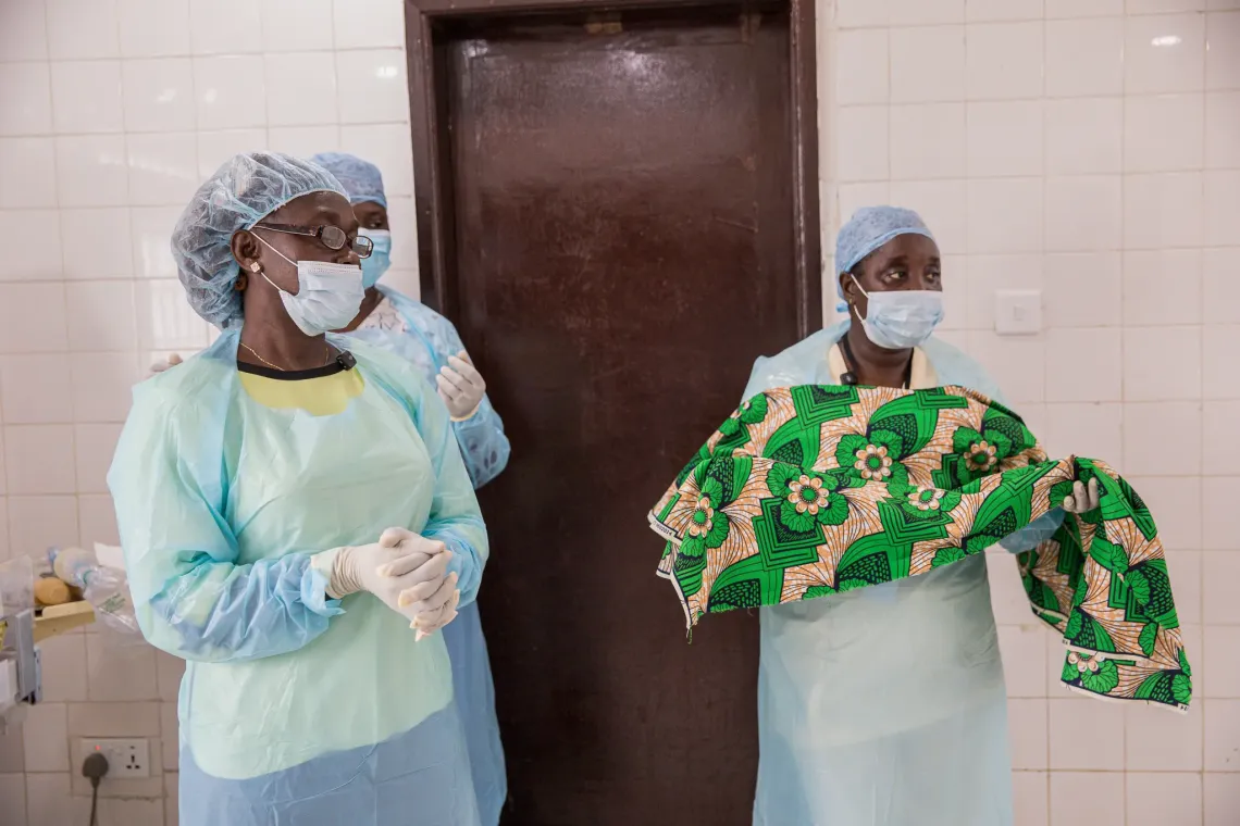 Victoria Bintu Fofanah prepares a wrapper to receive a newborn during a Caesarean section at a hospital in Makeni, Sierra Leone. &copy; UNICEF/Islander Kabia