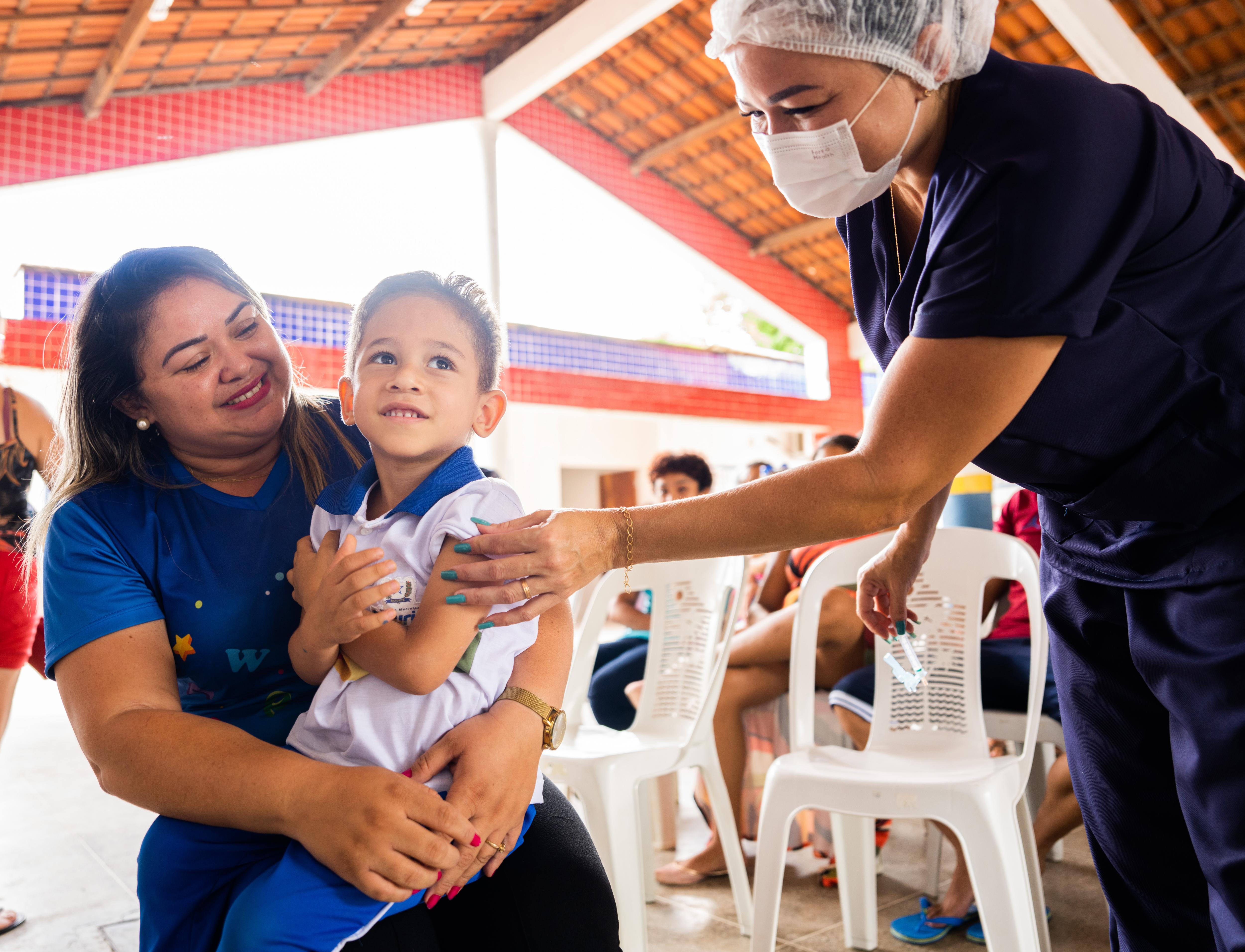 A Samuel le faltaban tres vacunas. El niño de cuatro años sonríe tras recibir una vacuna contra la fiebre amarilla que le ha suministrado la enfermera Dynnhyfer de Souza en el Centro de Educación Infantil Rocilda Germano Arruda de Baturité, en el estado brasileño de Ceará.
