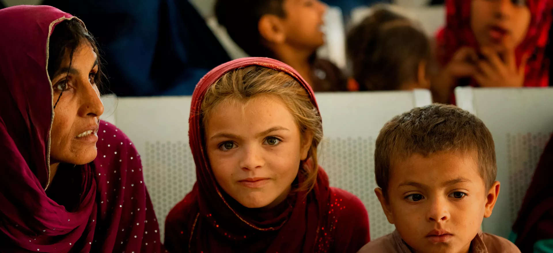 Des enfants sont assis dans la salle d'attente de l'h&ocirc;pital au Pakistan.