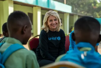 Sudan: UNICEF Executive Director Catherine Russell interacts with children at Amamiria Boys&rsquo; School in Kassala State.