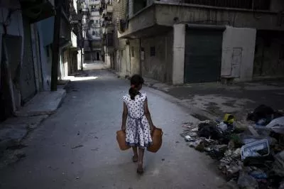 Une fille transporte de l'eau