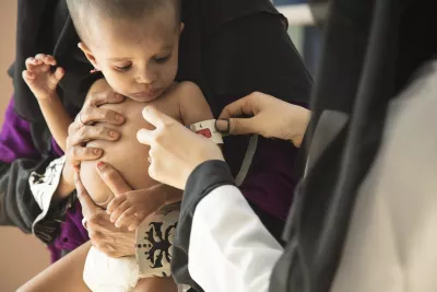 اليمن. طفلة تخضع للفحص في مركز للتغذية