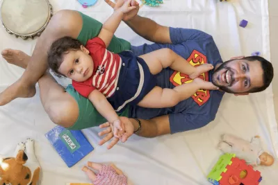 Un padre juega con su hija