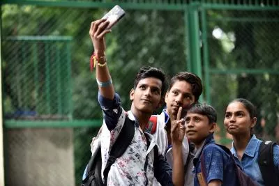 Des jeunes se prennent en photo avec un téléphone portable