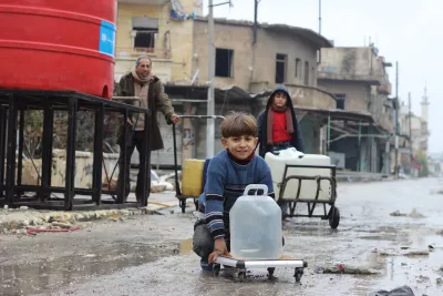 Siria. Ni&ntilde;os y un hombre recogen agua de un punto de agua apoyado por UNICEF.