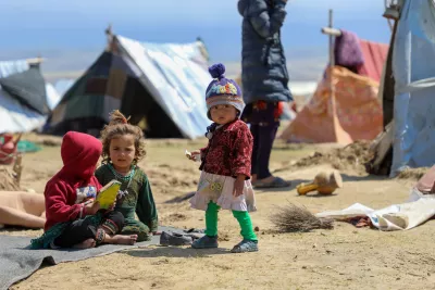 Una ni&ntilde;a deambula por un campamento de desplazados internos pr&oacute;ximo a Mazar-e-Sharif, en el norte del Afganist&aacute;n.