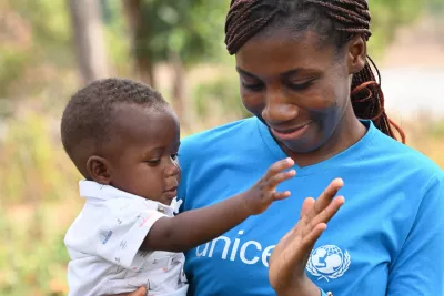 UNICEF Staff member with a child, in the village of Siempurgo, in the North of C&ocirc;te d&rsquo;Ivoire.