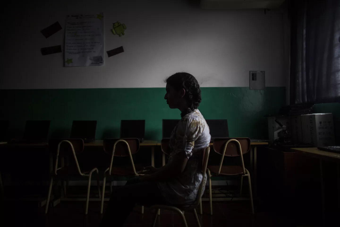 Una ni&ntilde;a sentada en un sal&oacute;n de clases, El Salvador