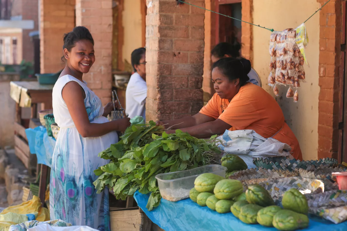 Razoeliarinala Tamby, de 26 a&ntilde;os, compra alimentos en un mercado de Ambanitsena, Madagascar, 2019.