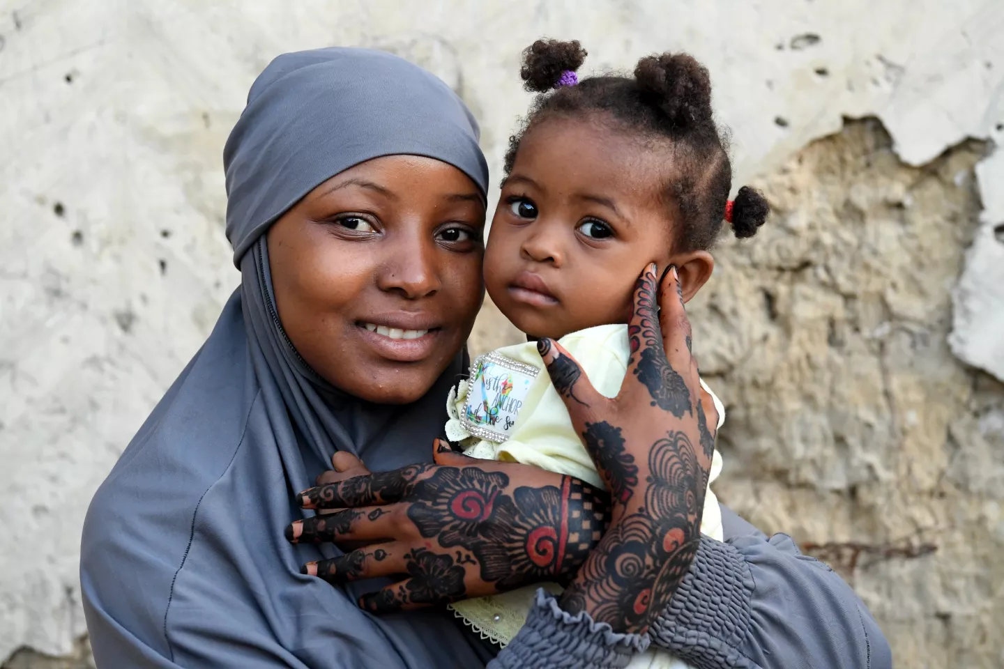 Barira Mamoudou, una joven de 18 a&ntilde;os, con su hija Jamilla, en Diffa, N&iacute;ger.
