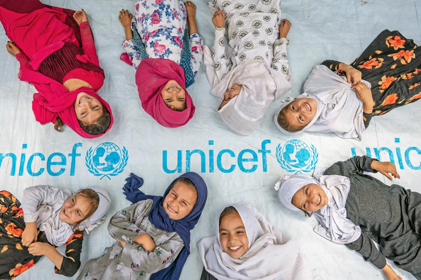Ni&ntilde;as posan con el logo de UNICEF 