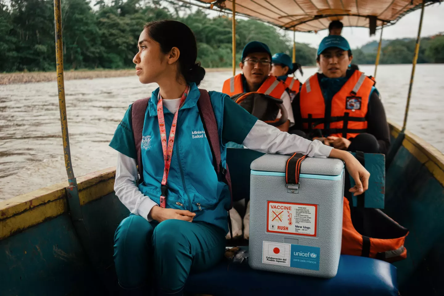Nurse Bridgith Freire travels with the vaccine carrier donated by the government of Japan and managed by UNICEF on the boat that will take her to the community of Santa Barbara where she will carry out a vaccination campaign.