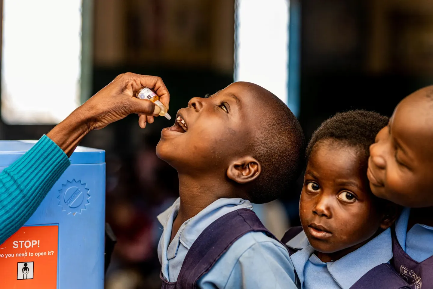 Un enfant re&ccedil;oit un vaccin contre la polio