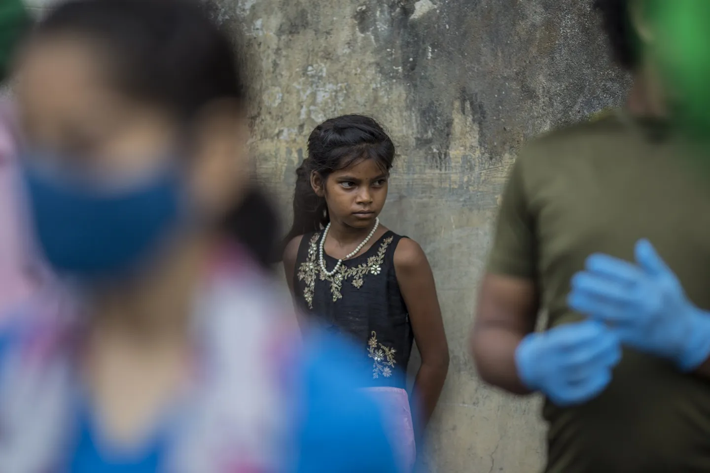 India. Una ni&ntilde;a observa a otros aldeanos.