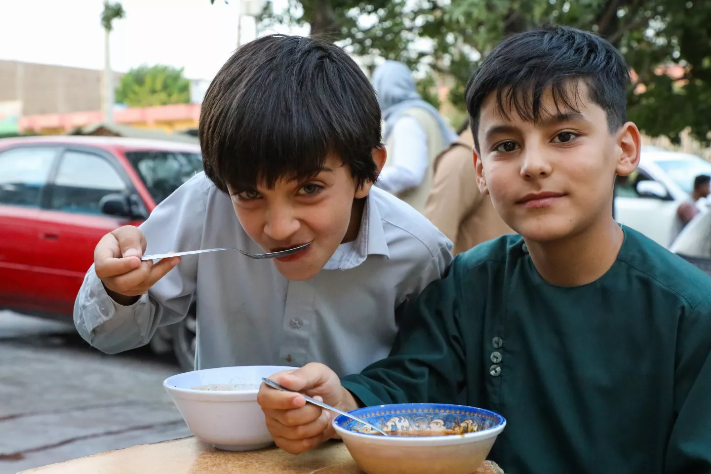 Rashid y Majid son amigos y comen una sopa de verduras mixta en el parque de Herat, una provincia occidental de Afganist&aacute;n.