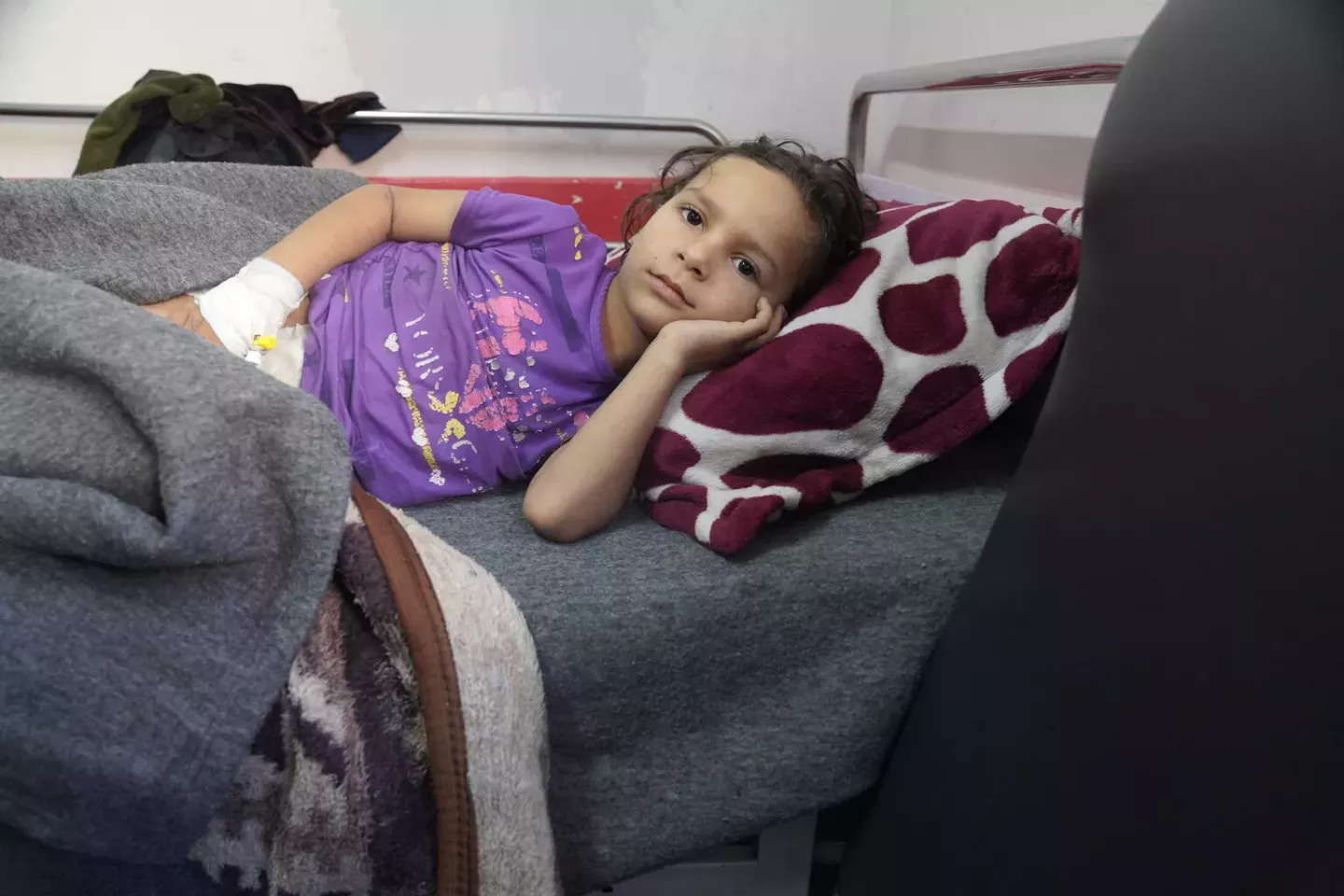Franja de Gaza. Una ni&ntilde;a herida descansa en un refugio.