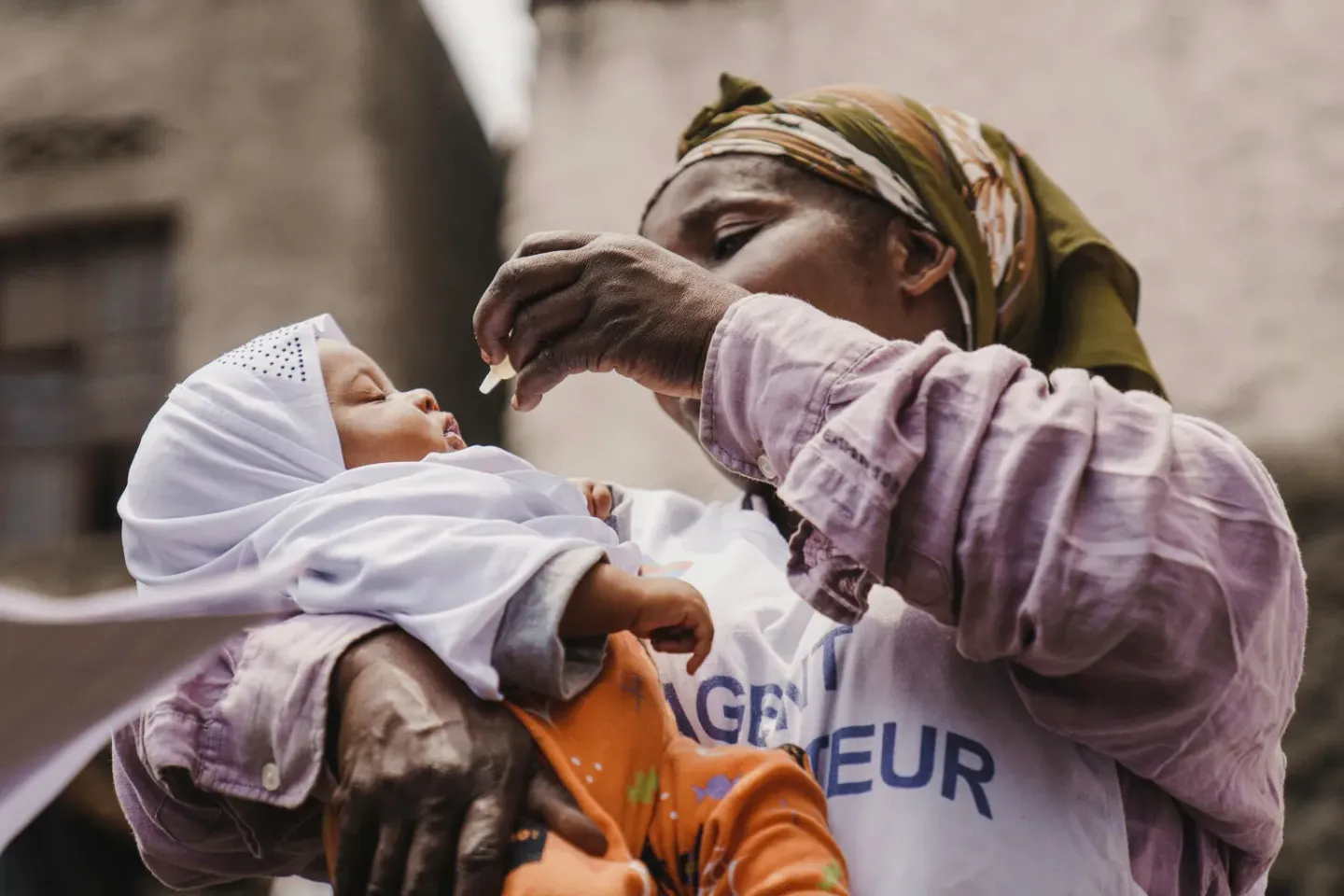  A UNICEF-supported vaccinator administers a polio vaccine to a baby in DR Congo.