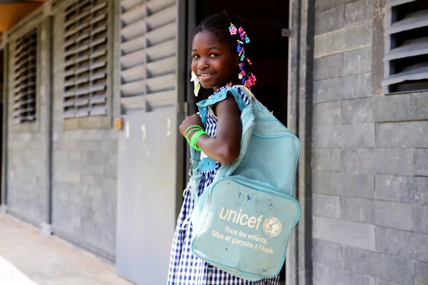 Marie Kouadio Aya, de nueve a&ntilde;os, feliz de poder regresar a la escuela en C&ocirc;te d'Ivoire 