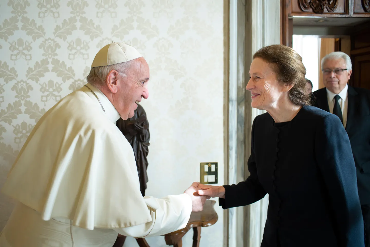 Pope Francis shakes hands with UNICEF Executive Director Henrietta H. Fore