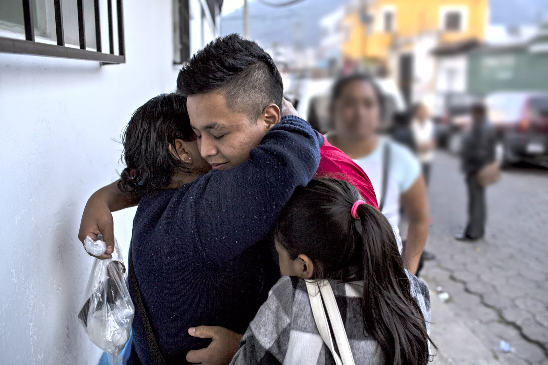 Una familia se abraza, Guatemala