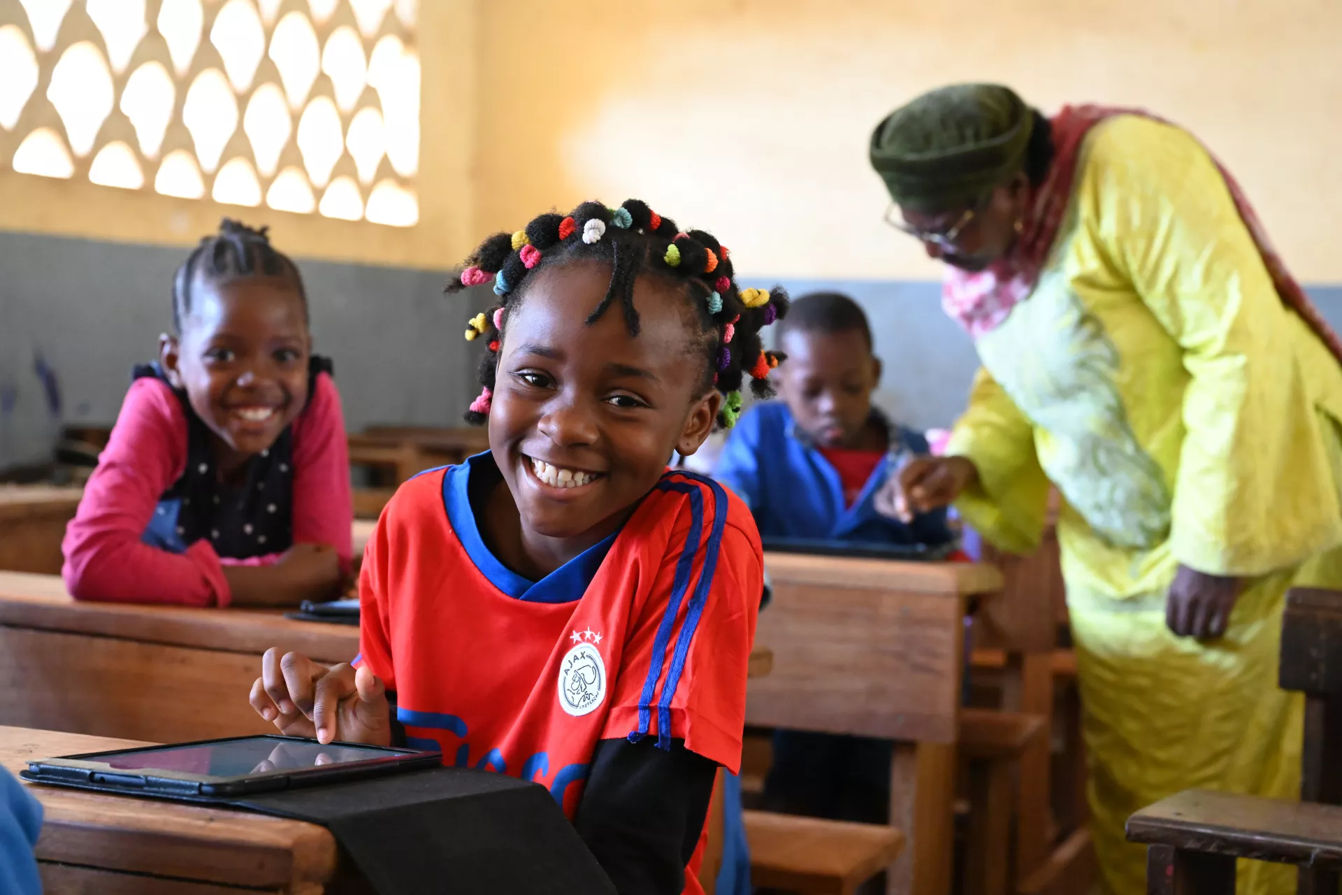 Children learn with tablets and computers in the Public Melen School of Yaoundé 