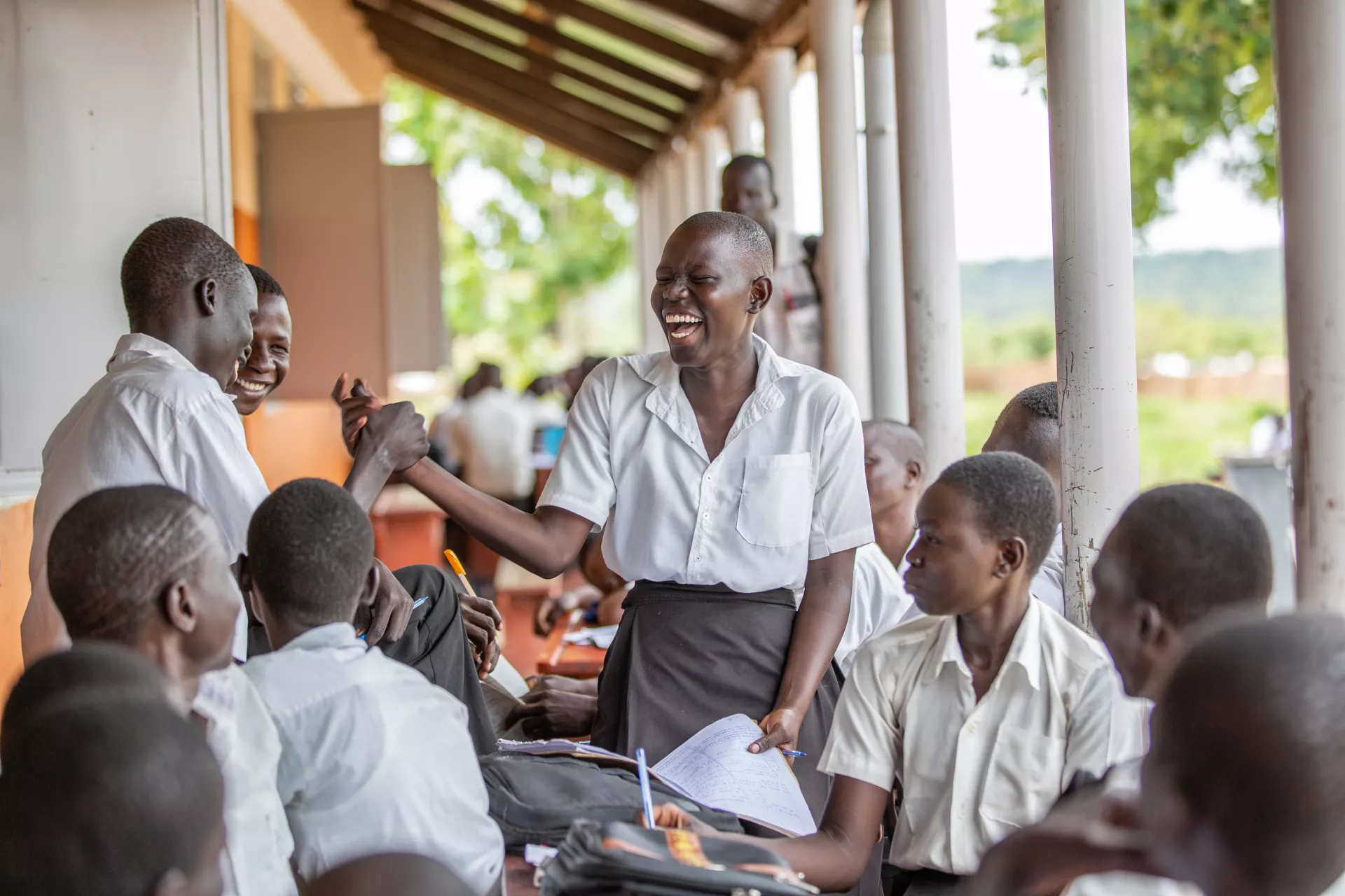 Una niña rodeada de sus compañeros de clase, Uganda