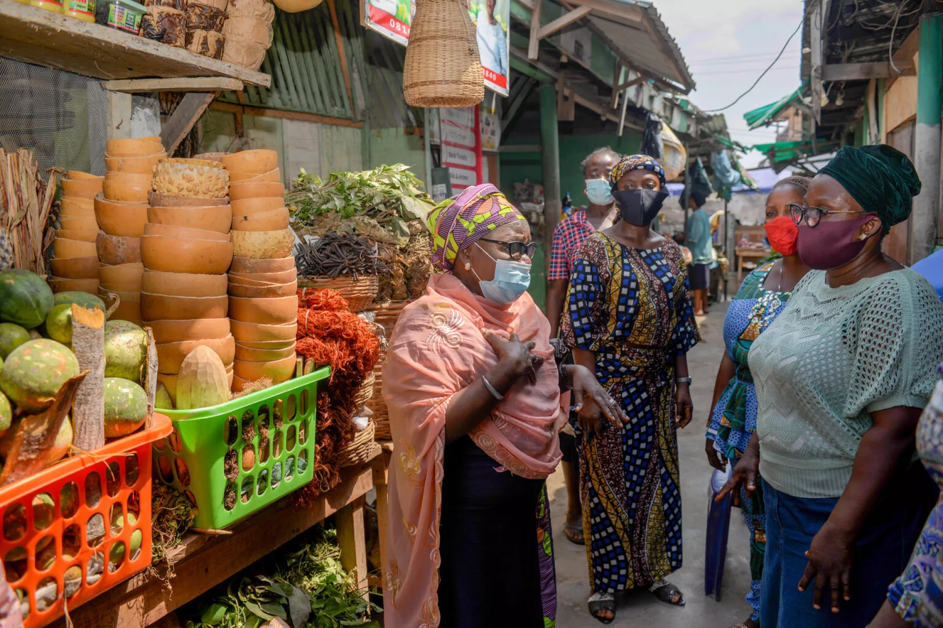 Des femmes portant des masques discutent dans un march&eacute;