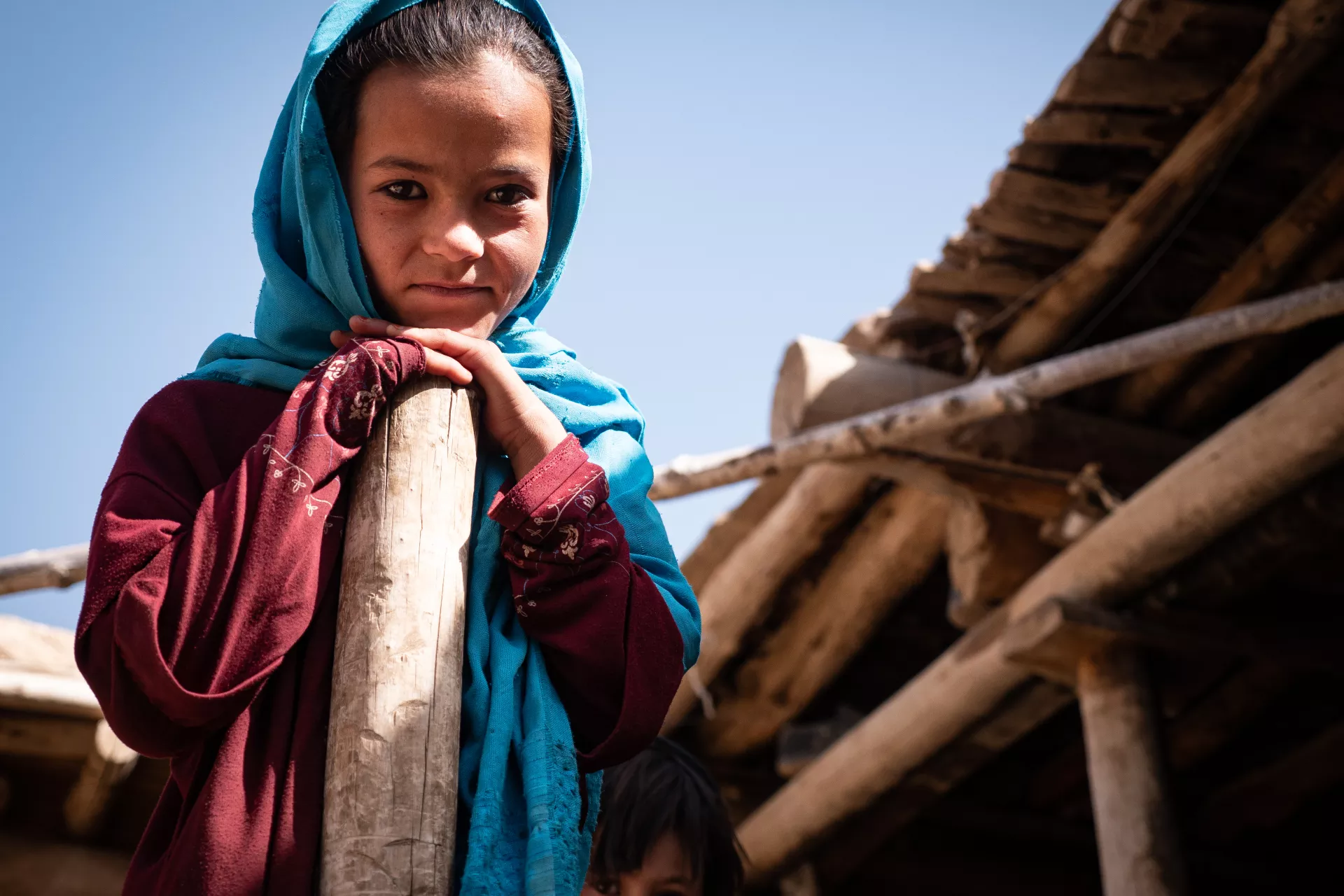 Dans la province de Deykandi (Afghanistan), une enfant pose devant l&rsquo;objectif.