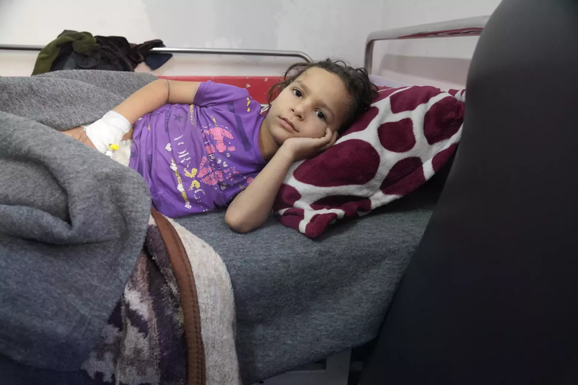 Franja de Gaza. Una ni&ntilde;a herida descansa en un refugio.