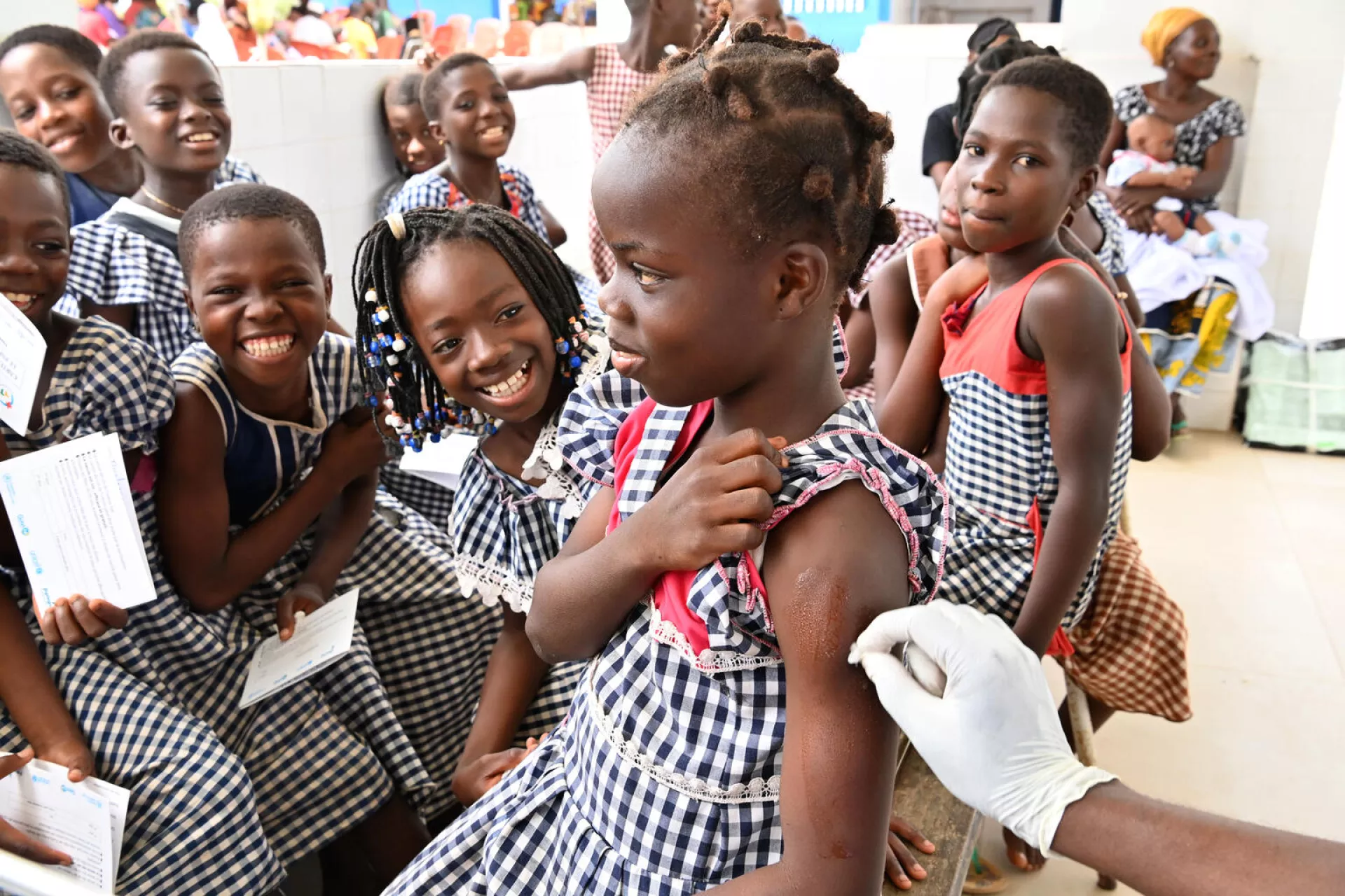 Una ni&ntilde;a recibe la vacuna contra el VPH junto a sus compa&ntilde;eras de escuela en un centro de salud de C&ocirc;te d&rsquo;Ivoire.