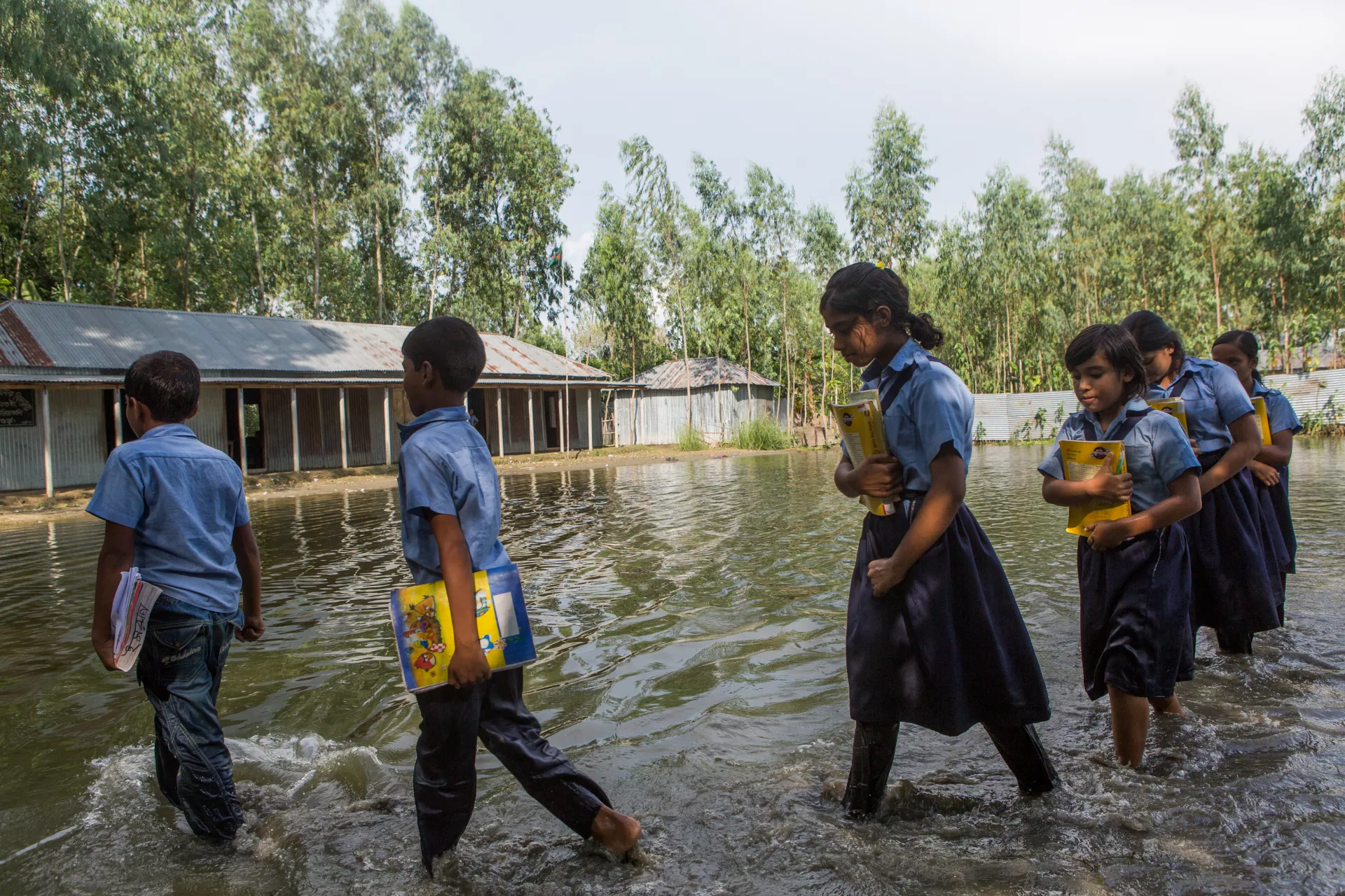 Estudiantes caminando entre las aguas
