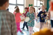Niños y niñas cantando canciones ucranianas y polacas en uno de los 30 jardines infantiles apoyados por UNICEF en Gdansk, Polonia.