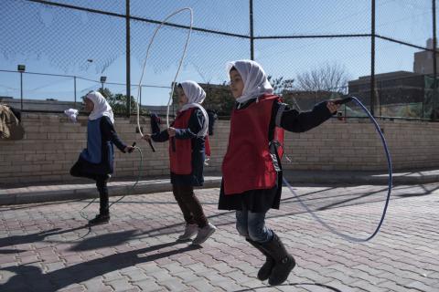 طالبات يقفزن على الحبل في ملعب مدرسة الهدنة في زنزور، شرق طرابلس، ليبيا، الخميس 2 فبراير 2017