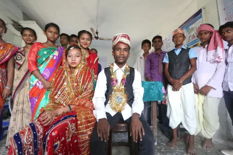Adolescentes en Nepal presentan un drama sobre el matrimonio infantil como parte de un programa global para ayudar a educar y terminar con el matrimonio infantil