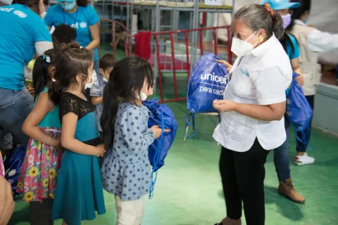 Jean Gough, UNICEF Regional Director of UNICEF in Latin America and the Caribbean Children, distributes UNICEF's Hygiene kits in Municipal Gym Kiki Romero in Ciudad Juárez, Chihuahua, México on 12 April 2021