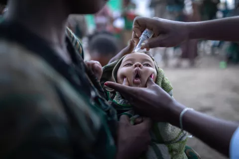 Un bebé recibe una vacuna durante una campaña de vacunación en campamentos para desplazados internos y aldeas afectadas por el conflicto en la zona de Waghimra de la región de Amhara en Etiopía.
