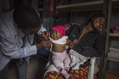在尼日利亚东北部的一家诊所，一名卫生工作者正在为一名一岁的婴儿作检查。