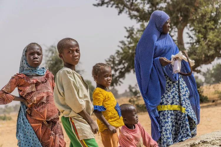 Cette m&egrave;re et son enfant viennent de recevoir un kit d'articles non alimentaires, distribu&eacute; par l'UNICEF