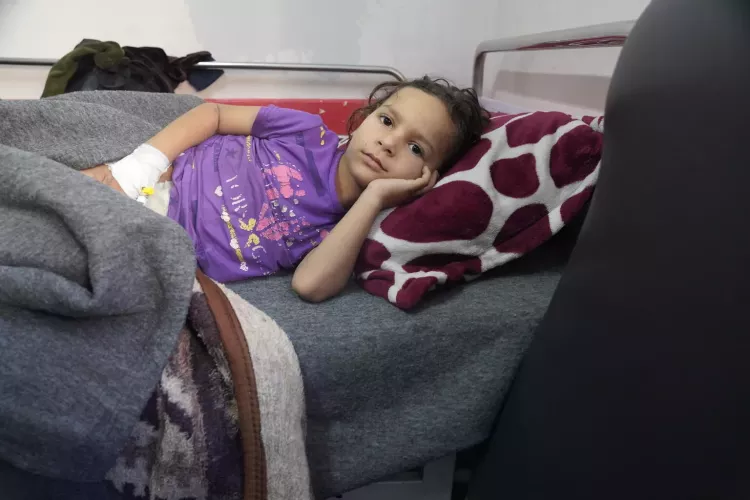 Franja de Gaza. Una niña herida descansa en un refugio.