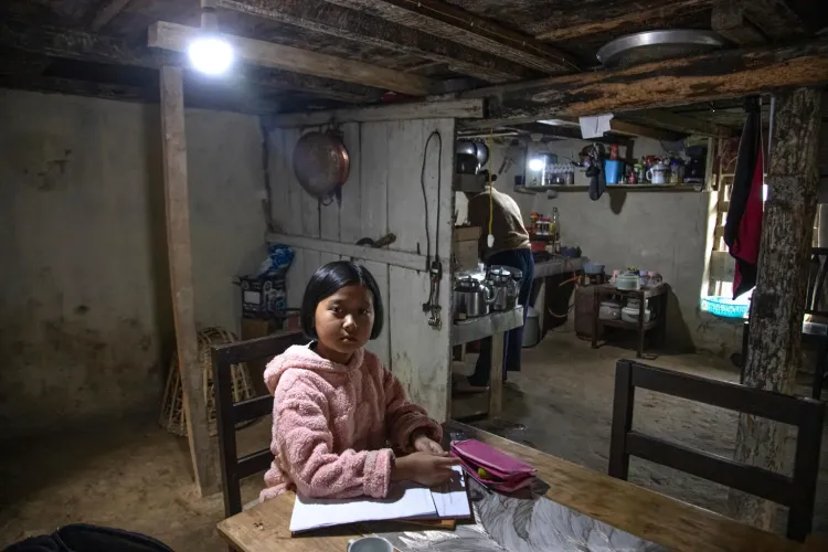 Una ni&ntilde;a estudia en su casa en la India.