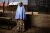 Une fille se tient devant une salle de classe, Nigéria